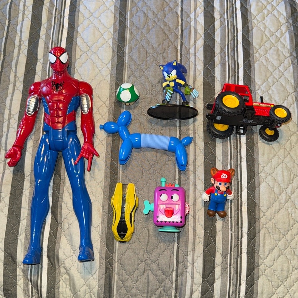 8 RANDOM BOY KID TOYS SPIDER-MAN FARM TRACTOR CAR SUPER MARIO SONIC FIDGET TOYS